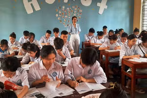 Cô và trò Trường THPT Chu Văn An (TP Sầm Sơn, Thanh Hóa) trong giờ ôn tập. Ảnh: TL.