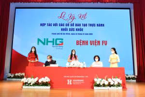 Đại diện Bệnh viện FV và HIU ký kết hợp tác.