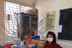 Các phòng đã có cành đào, mâm ngũ quả đón Tết. Ảnh: NTCC