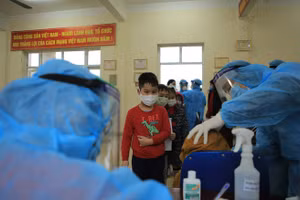Lấy mẫu xét nghiệm cho học sinh Trường Tiểu học Xuân Phương.