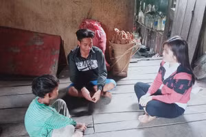 Giáo viên Trường PTDTBT Tiểu học Lê Văn Tám đến nhà vận động học sinh ra lớp.