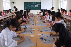 Sinh viên Trường Đại học Ngoại ngữ - Đại học Thái Nguyên học trên giảng đường. Ảnh: INT