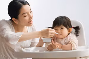 Tạo tâm lý thoải mái là vô cùng quan trọng khi cho trẻ uống thuốc.