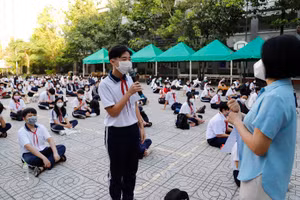 Học sinh lớp 7, 8, 9 Trường THCS Lý Thánh Tông (Quận 8, TPHCM) đi học trực tiếp.