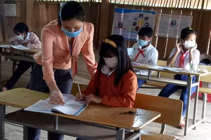 Cô Sâm giảng dạy khi dịch Covid-19 bắt đầu xuất hiện ở một số địa phương trên cả nước.