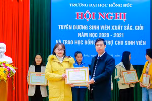 Với những nỗ lực, Thoa vinh dự nhận danh hiệu sinh viên xuất sắc, năm học 2020 – 2021 của Trường Đại học Hồng Đức.