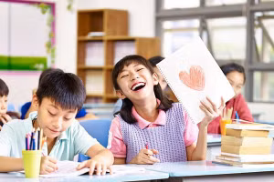 Trẻ sẽ có những tiến bộ tích cực khi biết cách chơi và học cùng bạn. Ảnh minh họa