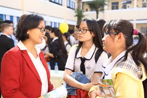 Ths Trương Thị Ngọc Bích - Giám đốc Trung tâm Thông tin - Truyền thông, Trường ĐH Kinh tế - Tài chính TPHCM (UEF) tư vấn cho học sinh trước mùa tuyển sinh.