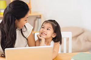 Trẻ có thể ôn tập kiến thức thông qua những hoạt động bé thích. Ảnh minh họa.