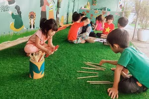 Giáo viên sáng tạo ra nhiều đồ dùng, đồ chơi từ vật liệu tái chế.