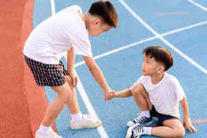 Cha mẹ không nên khiến con xấu hổ trước mặt bạn. Ảnh minh họa.
