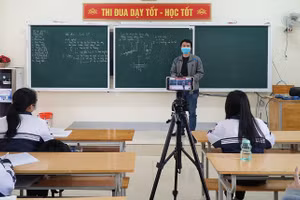 Nhiều lớp học của Nghệ An vắng hẳn do học sinh F1 học trực tuyến tại nhà.