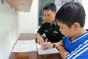 Đại úy Hoàng Văn Trường hướng dẫn Phương học bài.