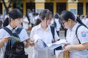 Học sinh trao đổi đáp án bài thi sau kỳ thi vào lớp 10 tại Hà Nội năm 2021. Ảnh minh họa