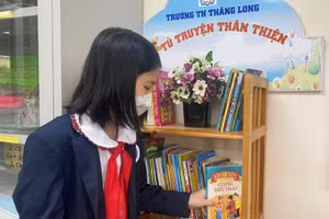 Học sinh Trường Tiểu học Thăng Long (quận Hoàn Kiếm) hứng thú đọc sách.