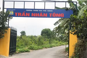 Cổng Trường THPT Trần Nhân Tông mới được trưng lại từ trước Tết năm 2021.