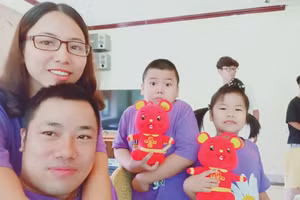 Cô Phương hạnh phúc bên chồng và các con trong lần anh về phép. Ảnh: NVCC