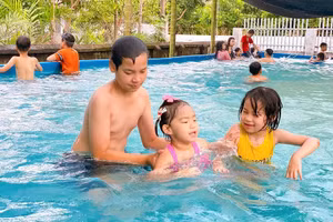 Lớp học bơi ở nhà cô Hoàn trở thành sân chơi mới cho trẻ trong ngày hè. Ảnh: TG