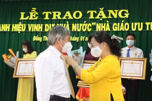 Bà Nguyễn Thúy Hà, Giám đốc Sở GD&ĐT Đồng Tháp trao danh hiệu Nhà giáo Ưu tú cho các nhà giáo. Ảnh: V. Khương