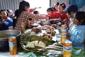 Bữa liên hoan của học sinh Trường PTDTBT Tiểu học Hoàng Thu Phố (Bắc Hà - Lào Cai) trước khi nghỉ Tết. Ảnh: NTCC