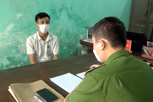 Sau khi có thông tin về thửa đất, đối tượng làm sổ đỏ giả rồi nhận tiền đặt cọc hàng trăm triệu đồng.