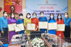 Liên đoàn Lao động tỉnh Nghệ An tặng Bằng khen cho các cá nhân xuất sắc trong hoạt động công đoàn