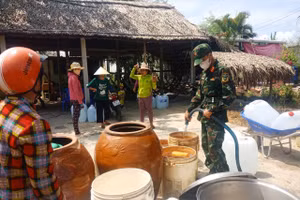 Hỗ trợ nước sinh hoạt cho người dân trên địa bàn biên giới huyện Giang Thành, Kiên Giang.