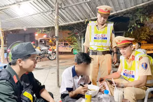 Các chiến sĩ Công an hỗ trợ cho bé N. ăn uống khi bị lạc đường lúc giữa đêm.