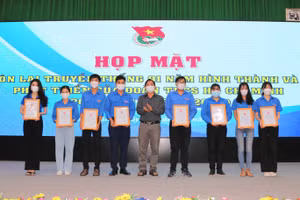 TS Nguyễn Văn Thành, Phó Bí thư Đảng ủy, Phó Hiệu trưởng Trường ĐH Kiên Giang trao giấy biểu dương cho cá nhân đạt danh hiệu Đảng viên trẻ tiêu biểu.