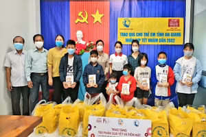 Đại diện Quỹ Bảo trợ trẻ em Việt Nam, đại diện Công ty Bảo hiểm nhân thọ Generali và Sở LĐ-TB&XH tỉnh An Giang trao quà Tết cho trẻ em mồ côi, trẻ khó khăn do ảnh hưởng dịch Covid-19.