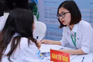 Thí sinh tham dự ngày hội tư vấn tuyển sinh, hướng nghiệp năm 2022.