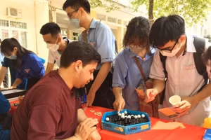 Học sinh thích thú tham gia Ngày hội Toán học