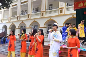 Nguyễn Phong Thái tham gia biểu diễn văn nghệ trong các chương trình của Trường THPT Thạch Thất