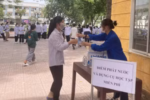 Thí sinh đến dự thi tại điểm thi Trường THPT Yên Lãng
