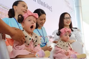 Trúc Nhi và Diệu Nhi trở về nhà và bắt đầu hành trình với cuộc sống bình thường như bao đứa trẻ khác (Ảnh: BVCC).