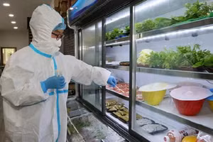 Lấy mẫu thực phẩm đông lạnh nhập khẩu xét nghiệm vi rút SARS-CoV2 (Ảnh: Ban quản lý ATTP TPHCM)