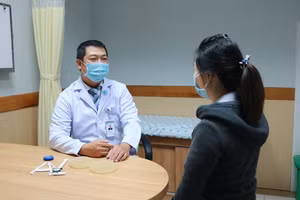 BSCKII. Vũ Hữu Thịnh tư vấn đặt lại túi độn ngực cho người bệnh (Ảnh: BVCC).