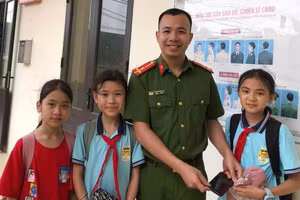 Công an xã Tản Hồng tiếp nhận chiếc điện thoại từ 3 em học sinh.