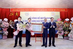 GS.TS Nguyễn Huy Bằng – Hiệu trưởng Trường Đại học Vinh cùng TS. Trần Đình Quang – Giám đốc Trung tâm KĐCL Trường Đại học Vinh trao Giấy chứng nhận kiểm định chất lượng cơ sở giáo dục cho Trường Đại học Kinh Bắc.