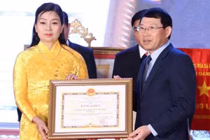 Nhà giáo Nguyễn Thị Thanh Thiết vinh dự được nhận Bằng khen của Chủ tịch UBND tỉnh Bắc Giang.