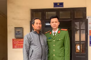 Ông P.V.T sau khi được cán bộ Công an thị trấn Tây Đằng phổ biến phương thức lừa đảo chiếm đoạt tài sản.