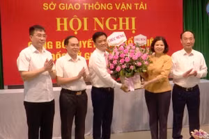 Chủ tịch UBND tỉnh Bắc Ninh - Nguyễn Hương Giang tặng hoa chúc mừng tân Giám đốc Sở GTVT - Nguyễn Minh Hiếu. (Ảnh TL)
