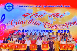 Ban tổ chức trao giải toàn đoàn cho các đội thi.