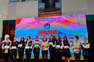 Đại diện Phòng GD-ĐT quận Ba Đình tặng quà, động viên học sinh giỏi.