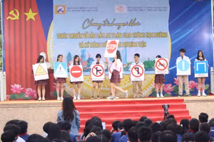 Trình diễn biển báo giao thông của nhóm học sinh lớp 11A3.