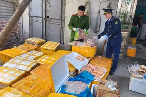Lực lượng chức năng kiểm tra số hàng hóa.