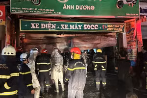 Lực lượng chức năng khống chế đám cháy trong đêm.