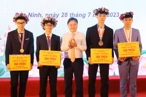 Bí thư Tỉnh uỷ Bắc Ninh - Nguyễn Anh Tuấn chúc mừng các em học sinh giỏi đoạt giải Quốc tế.