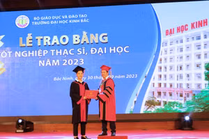 Trao bằng tốt nghiệp cho tân cử nhân.
