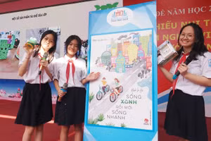 Học sinh trường THCS Mai Dịch giới thiệu sách với thông điệp bảo vệ môi trường.